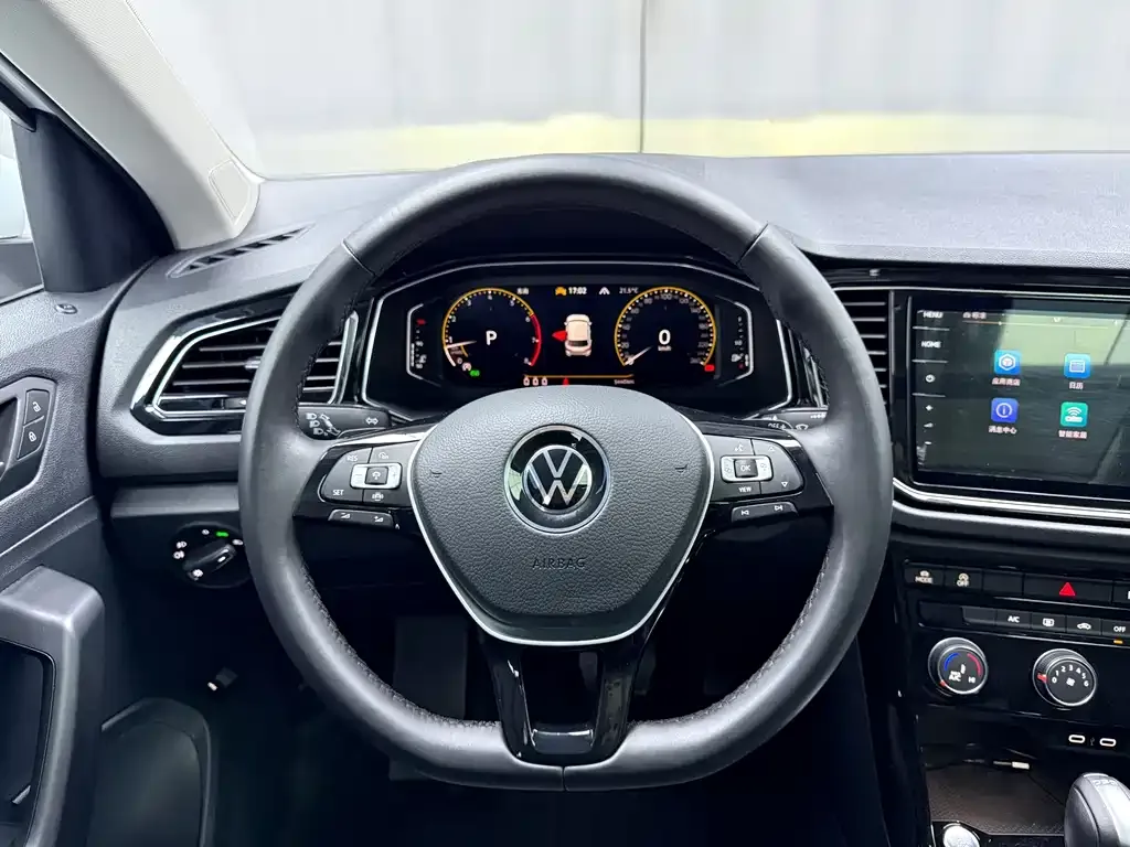 Volkswagen T-Roc — фото 9