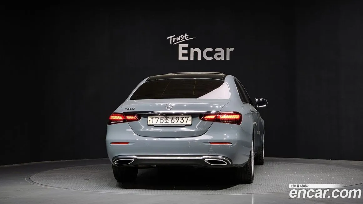 Mercedes-Benz E-Class — фото 2