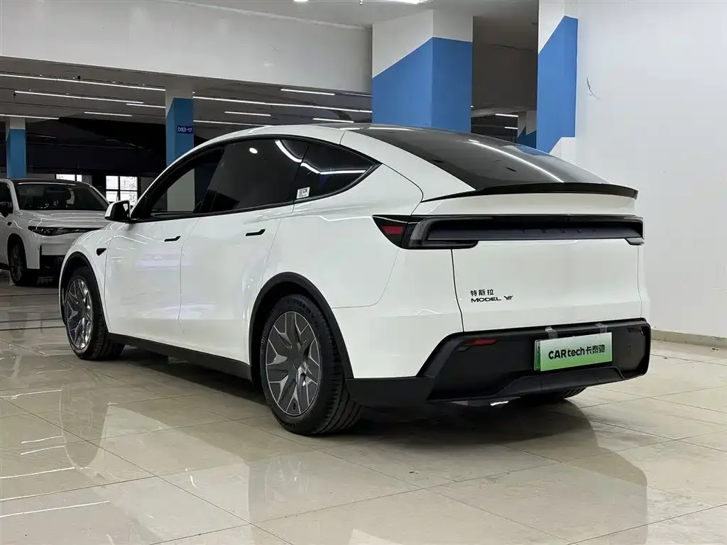 Tesla Model Y L — фото 9