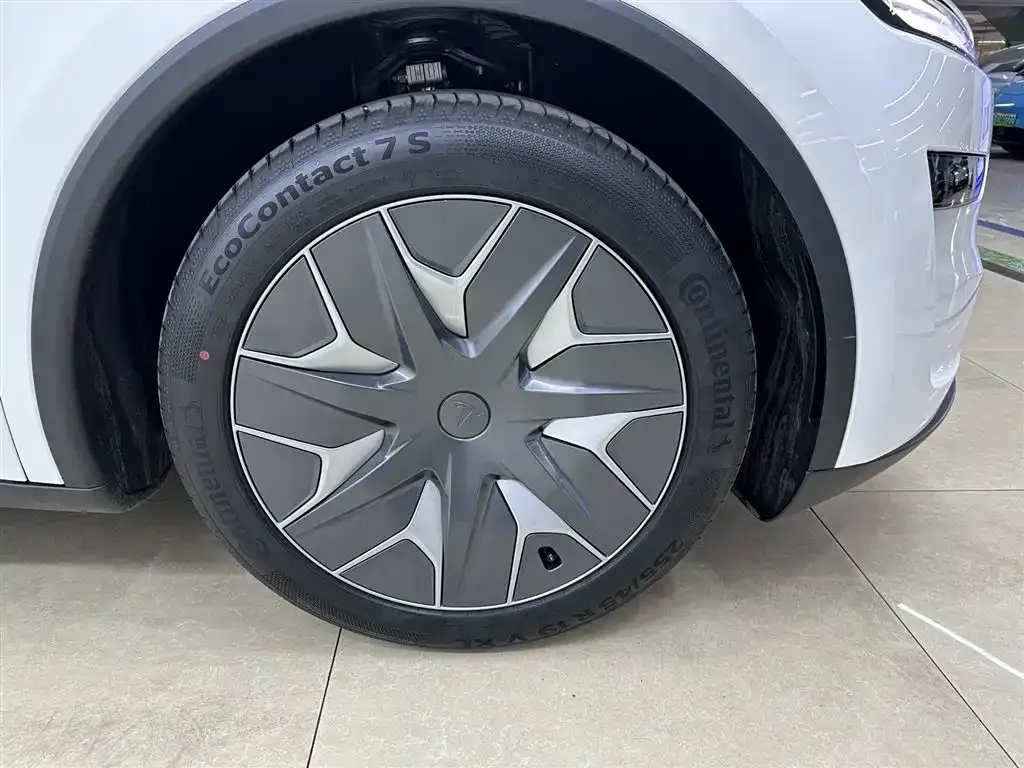 Tesla Model Y L — фото 10