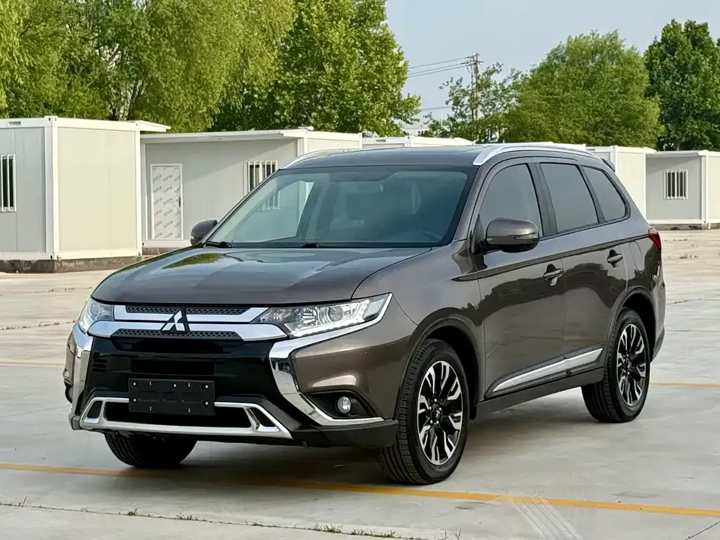 Mitsubishi Outlander — фото 1