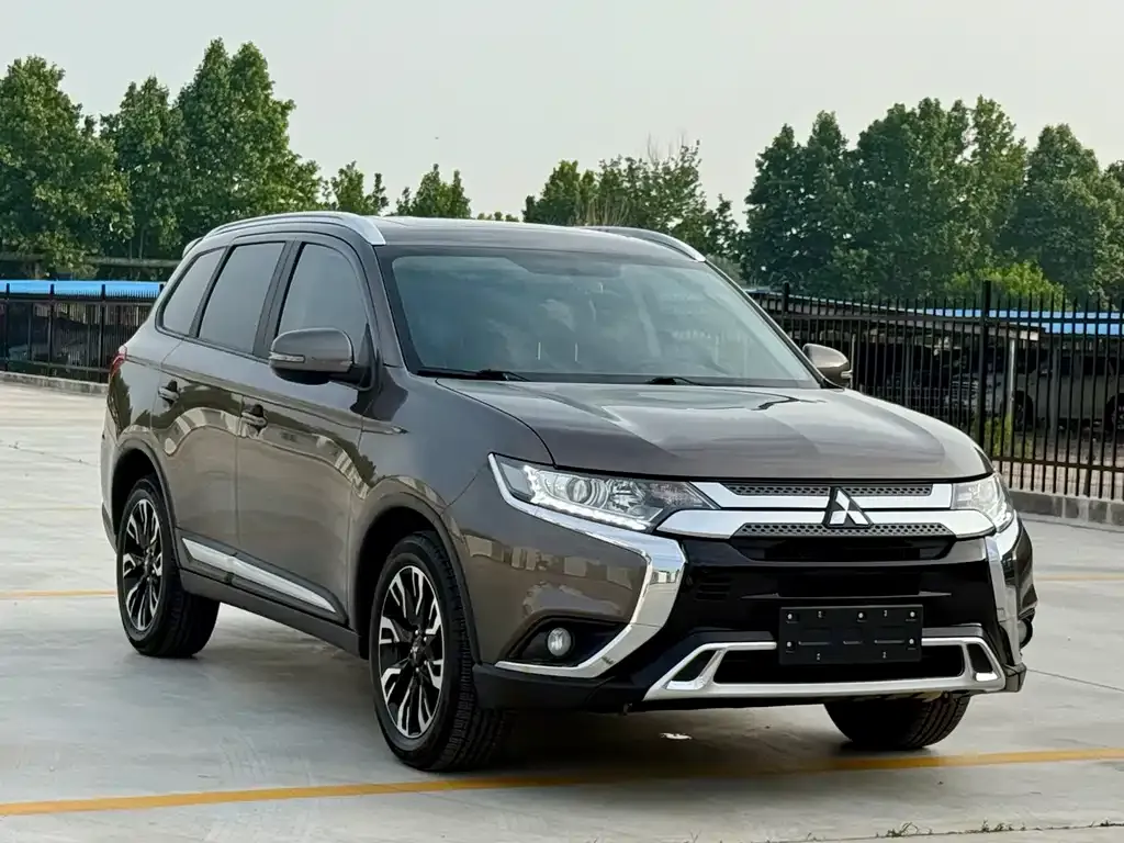 Mitsubishi Outlander — фото 5