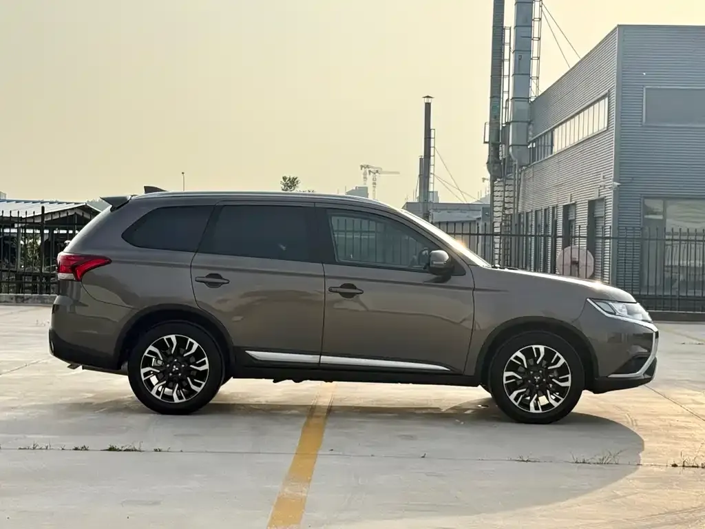 Mitsubishi Outlander — фото 3