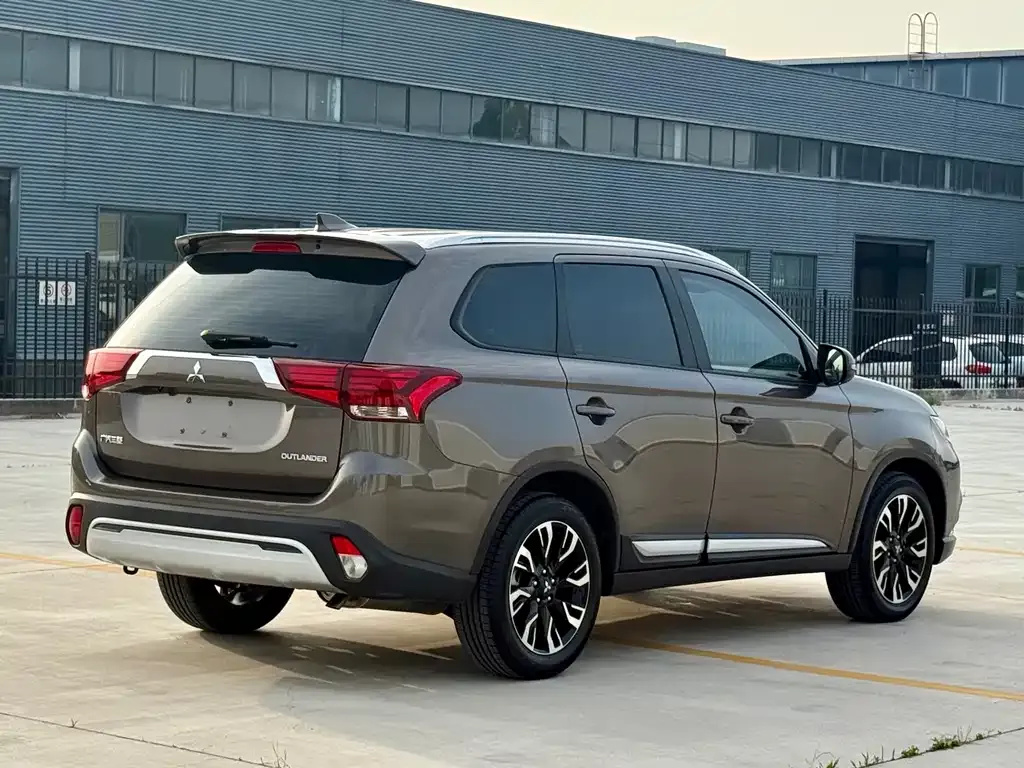 Mitsubishi Outlander — фото 4
