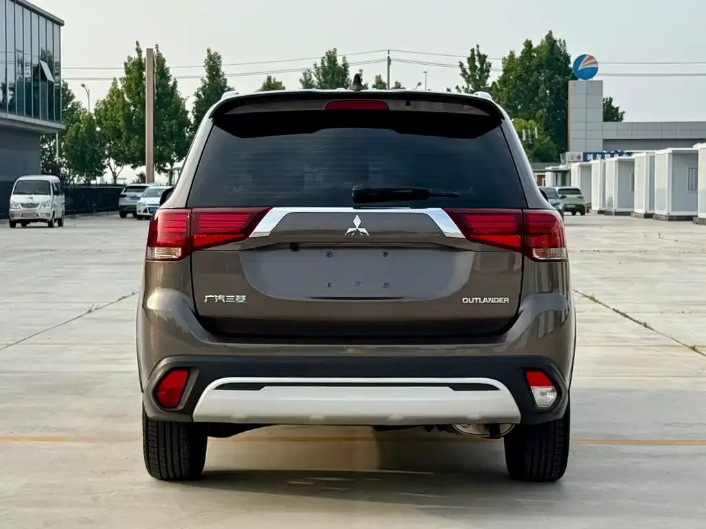 Mitsubishi Outlander — фото 10