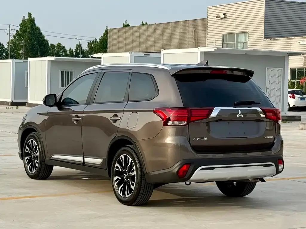 Mitsubishi Outlander — фото 9
