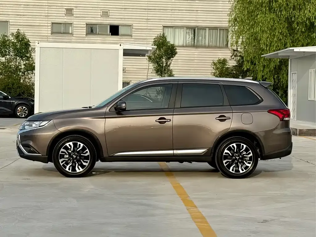 Mitsubishi Outlander — фото 7