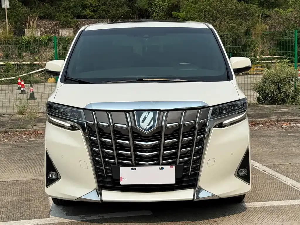 Toyota Alphard — фото 1