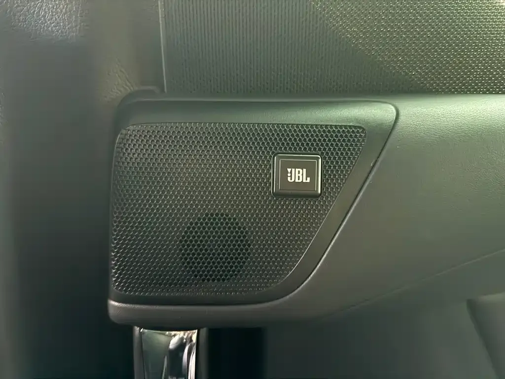 Toyota Alphard — фото 2