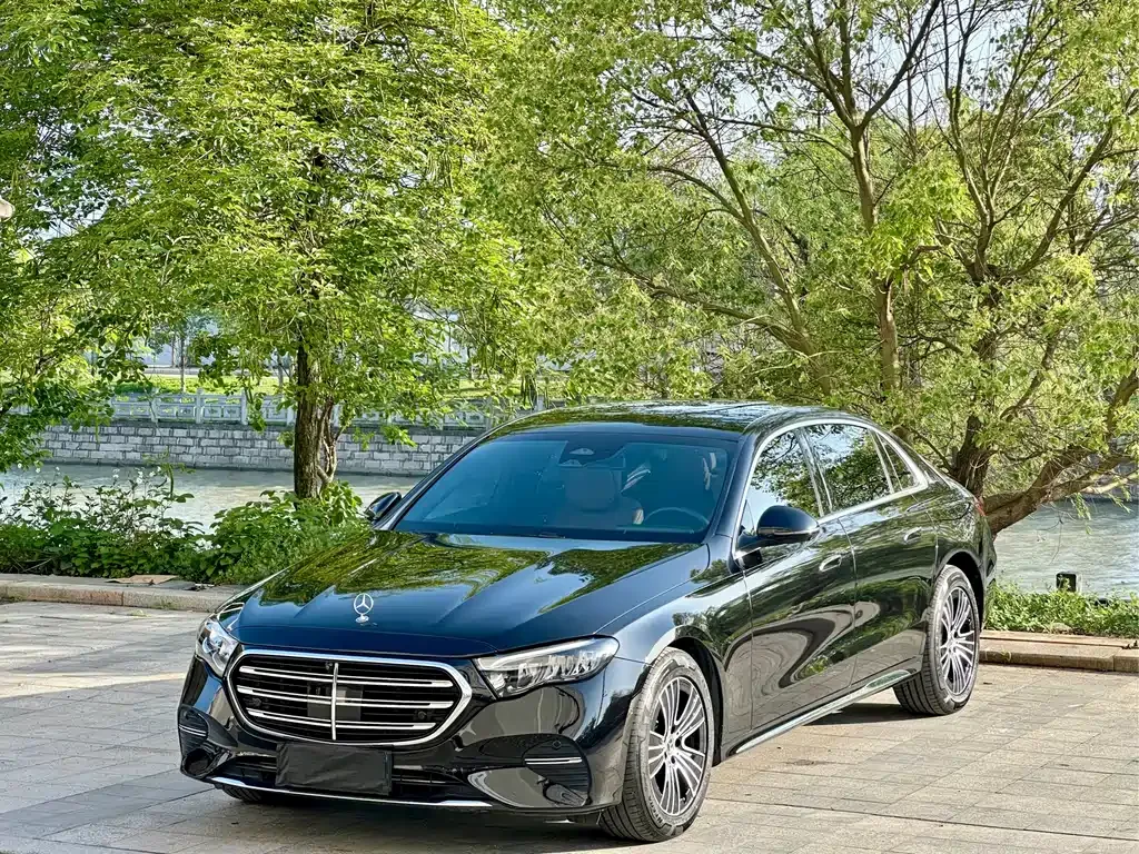 Mercedes-Benz E-Class — фото 1