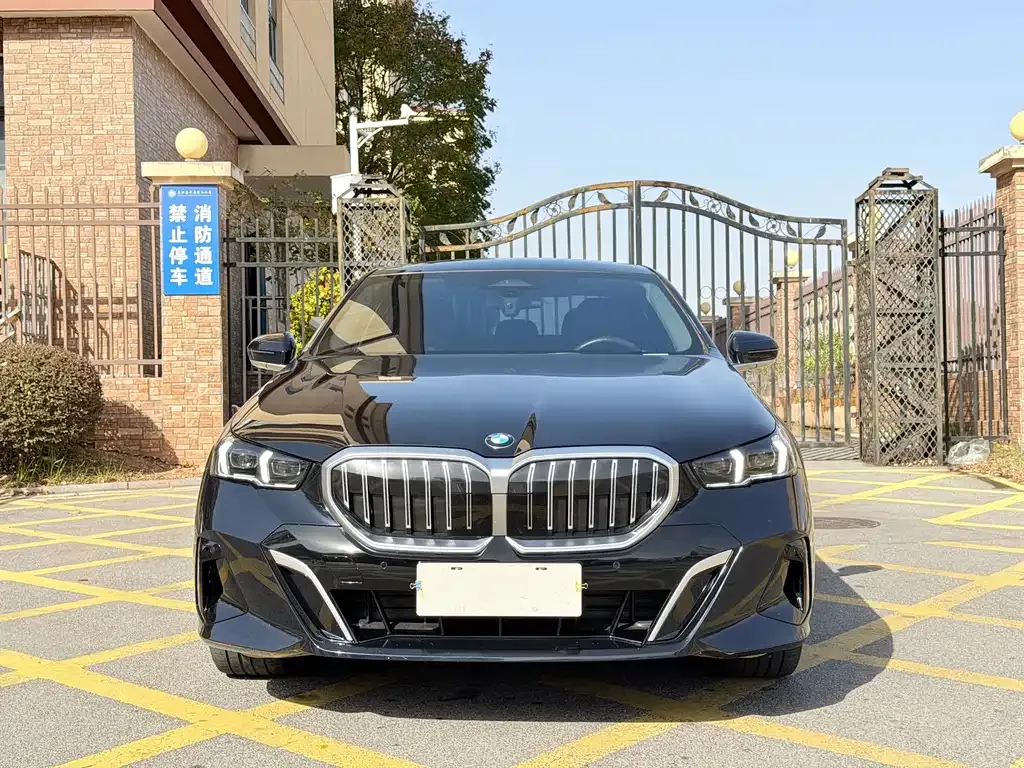 BMW 5 Series — фото 1