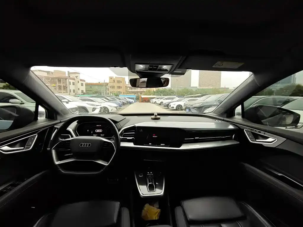 Audi Q4 e-tron — фото 2