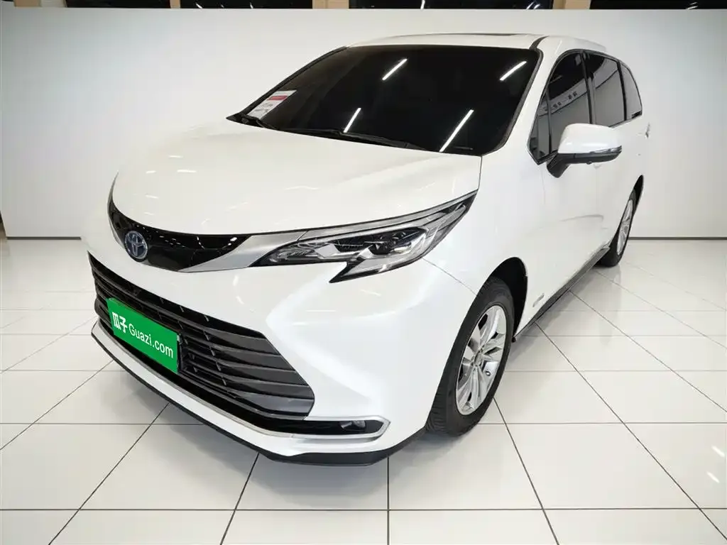 Toyota Sienna — фото 1
