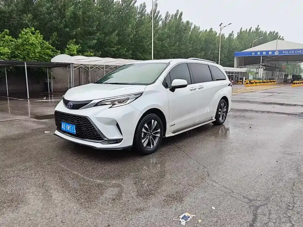 Toyota Granvia — фото 1