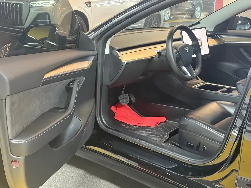 Tesla Model 3 — фото 10