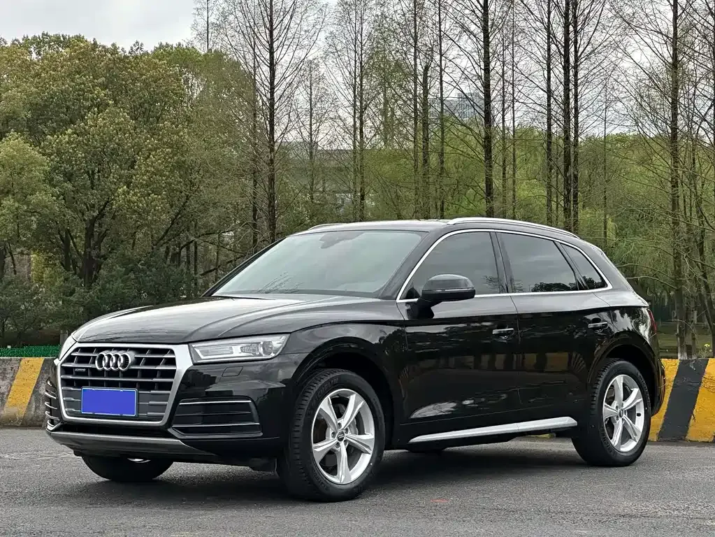 Audi Q5L — фото 1