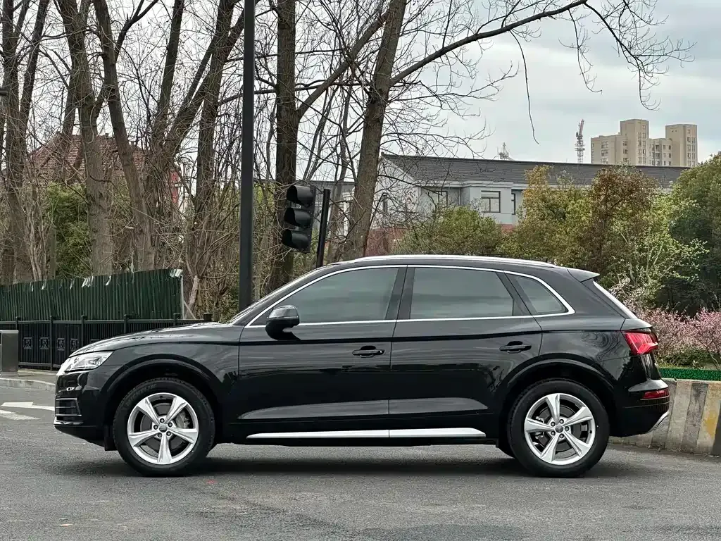 Audi Q5L — фото 10