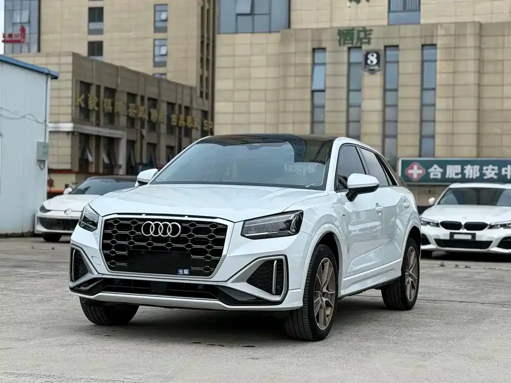 Audi Q2L — фото 1