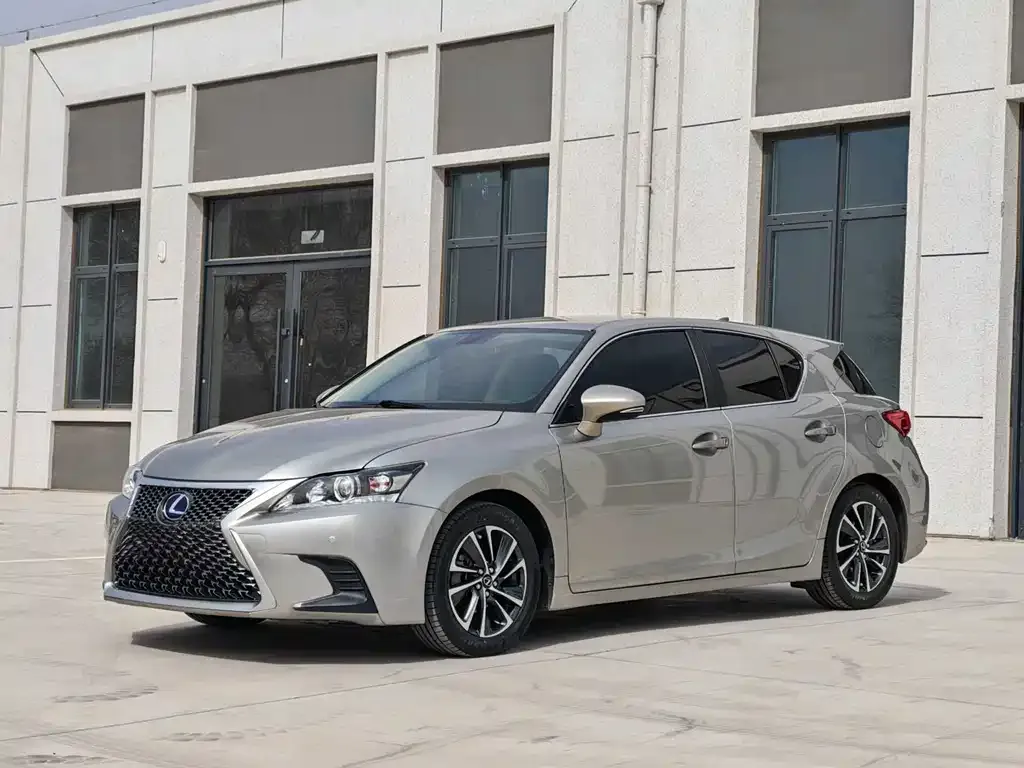 Lexus CT — фото 1