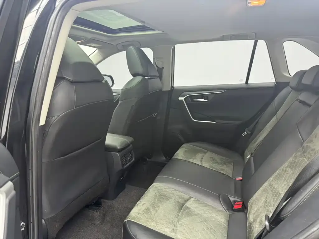 Toyota RAV4 — фото 9