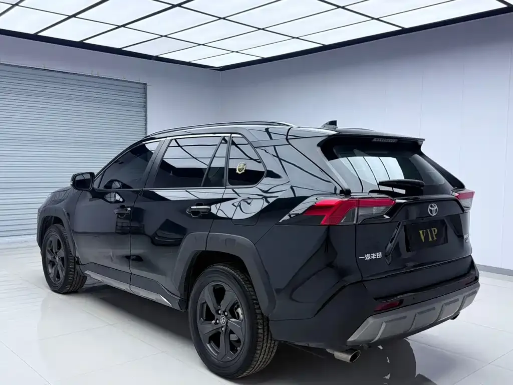 Toyota RAV4 — фото 10