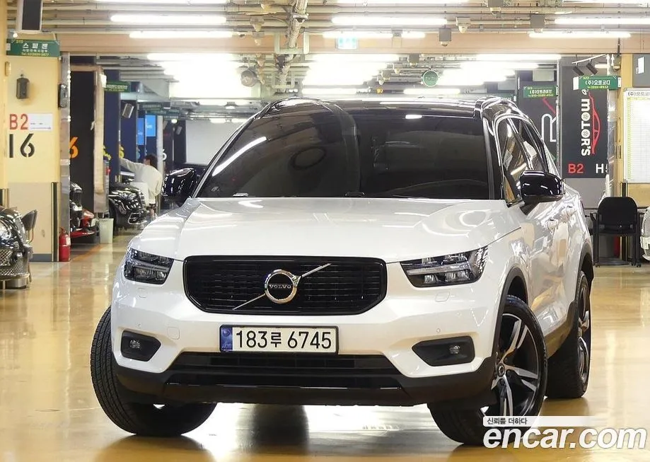 Volvo XC40 — фото 1
