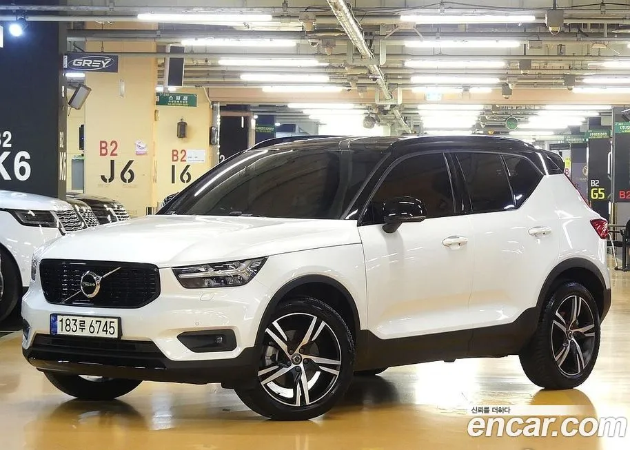 Volvo XC40 — фото 8
