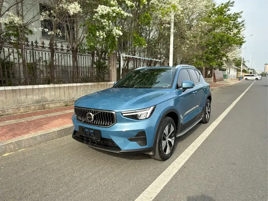 Volvo XC40 — фото 1