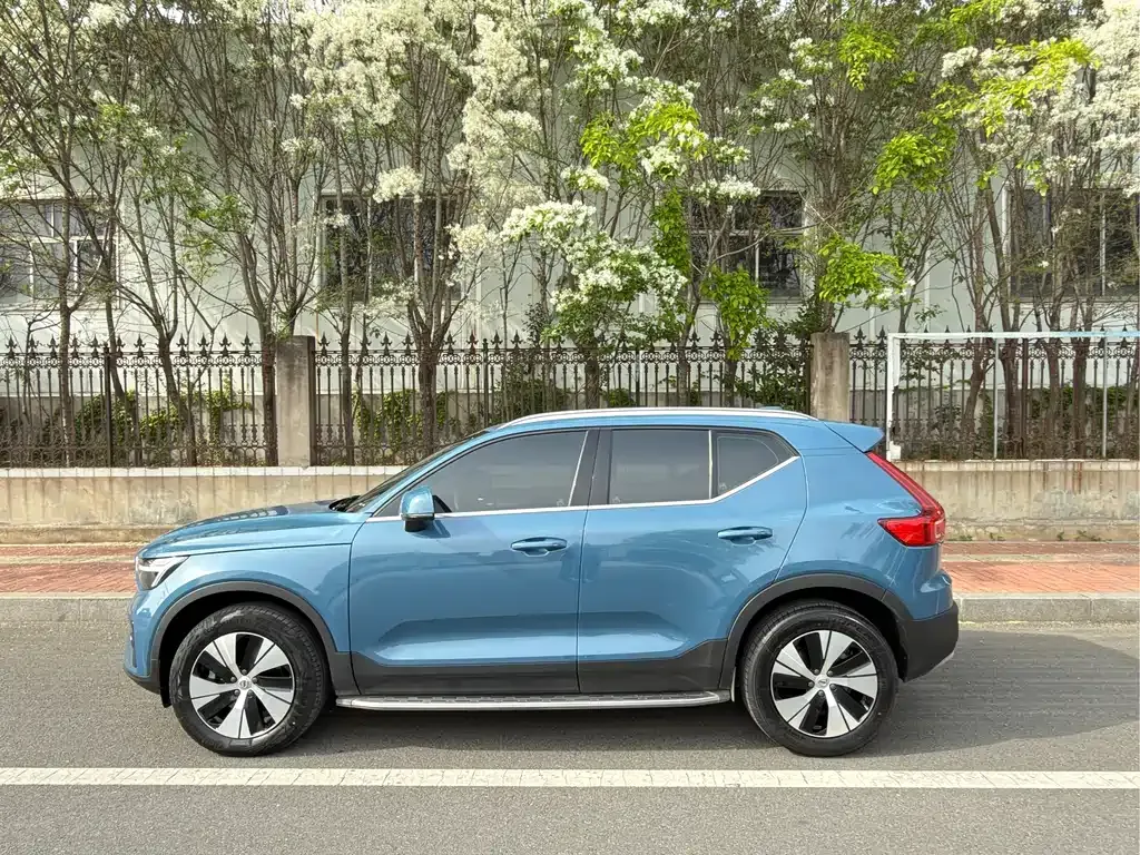 Volvo XC40 — фото 8