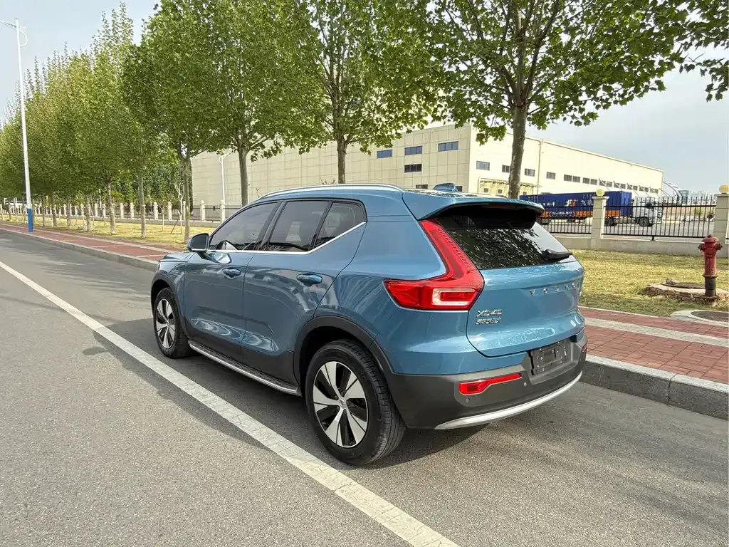 Volvo XC40 — фото 9