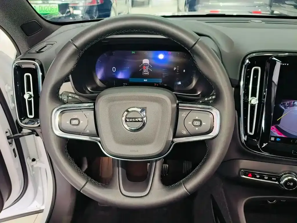 Volvo XC40 — фото 3