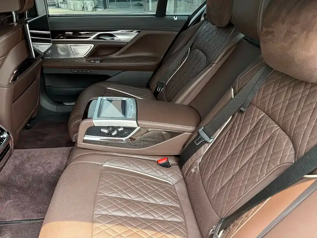 BMW 7 Series — фото 10