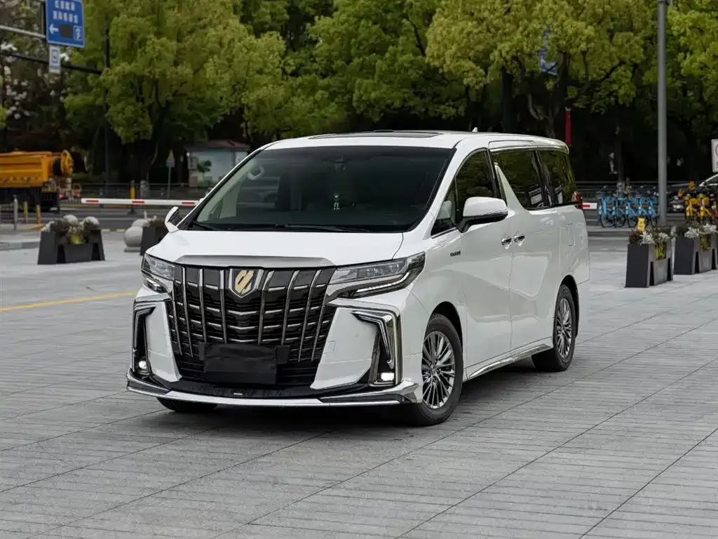 Toyota Alphard — фото 1