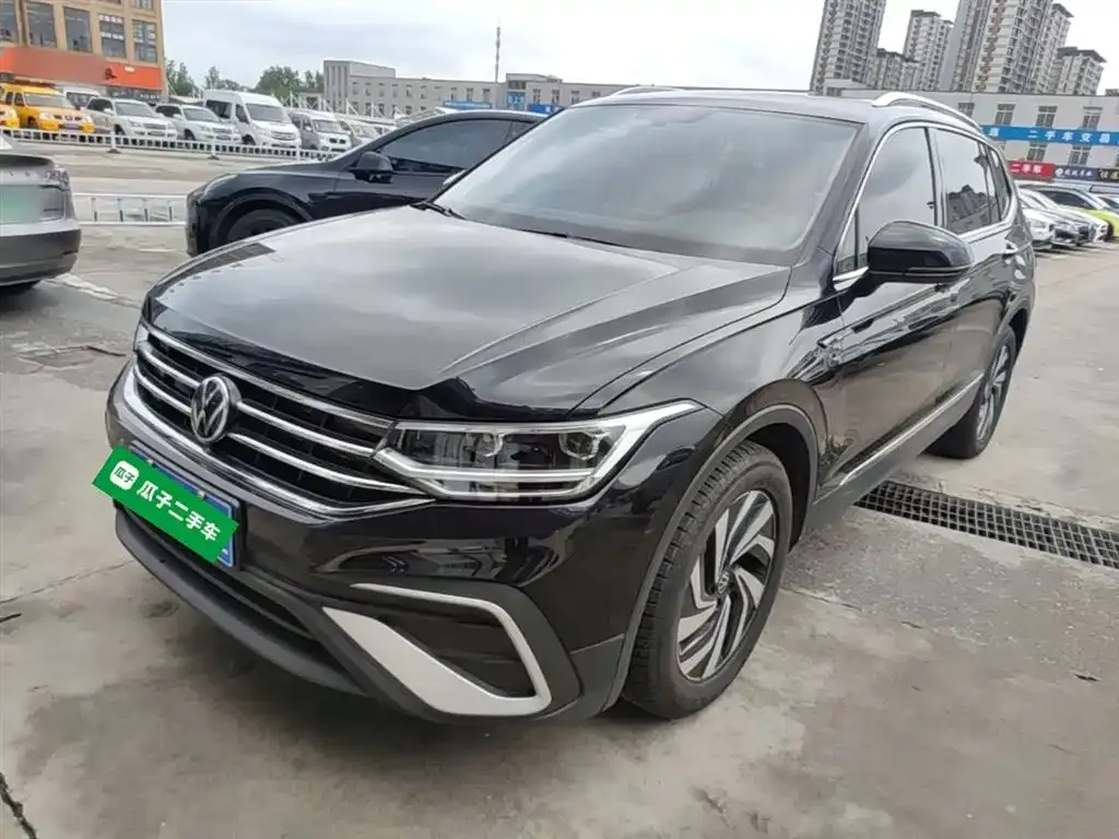 Volkswagen Tiguan L — фото 1