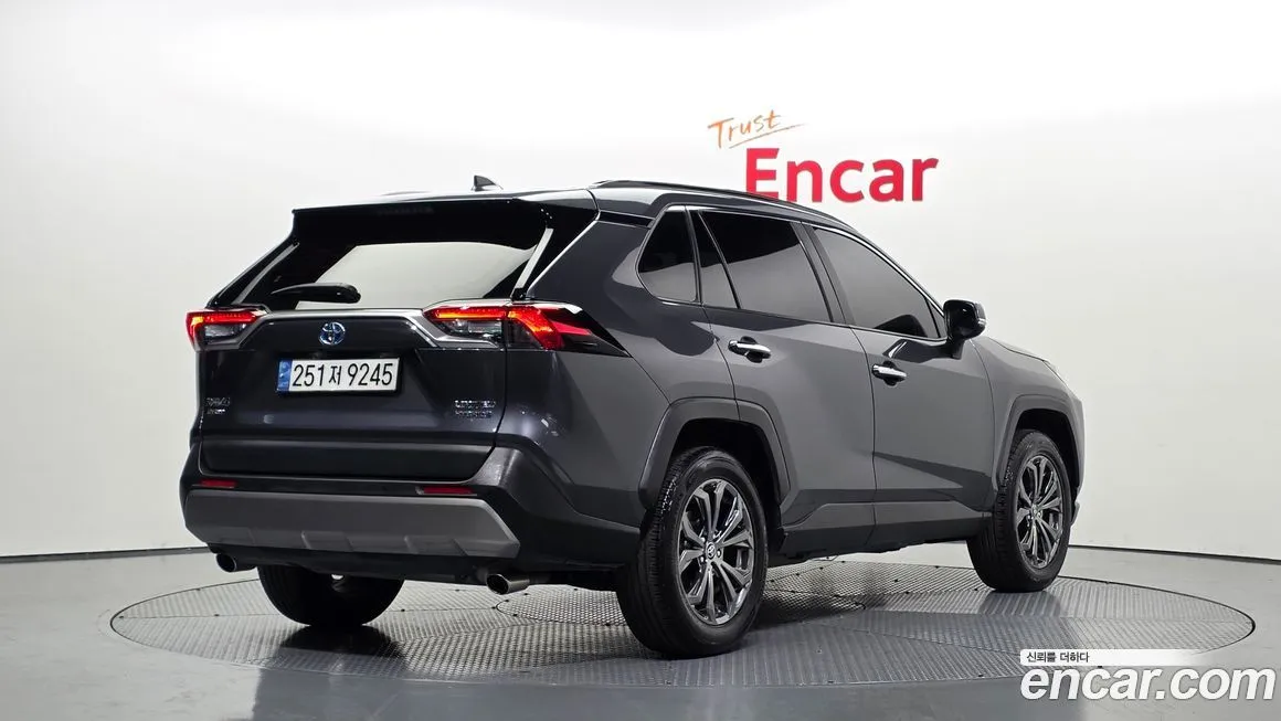 Toyota RAV4 — фото 7