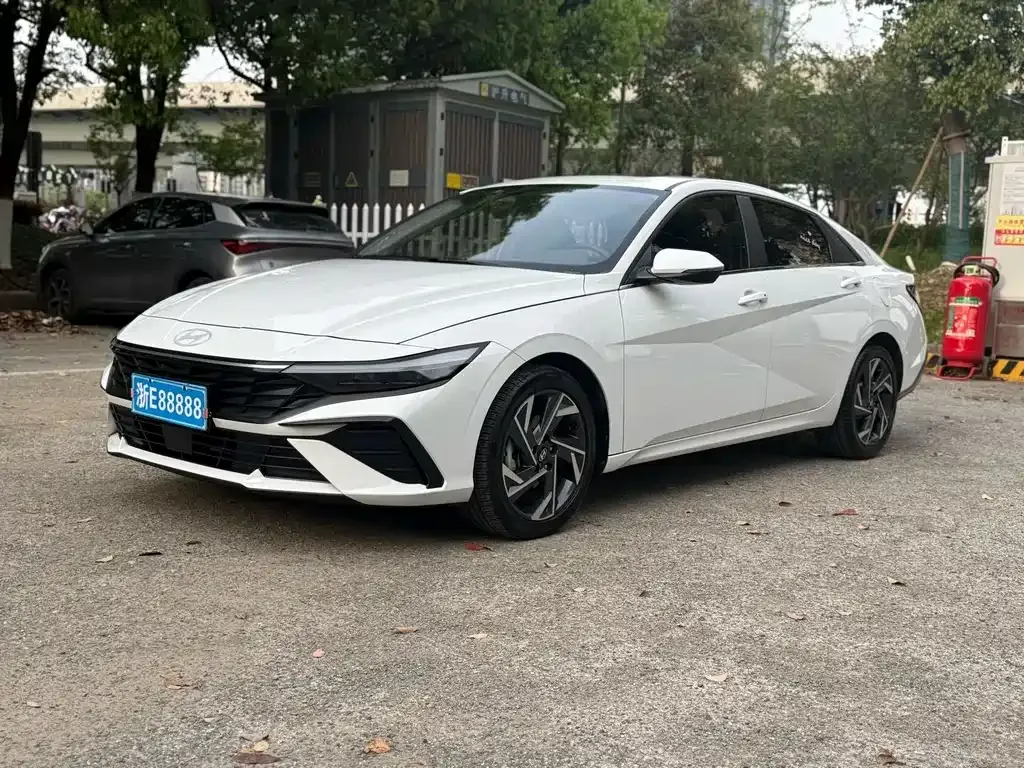Hyundai Elantra — фото 1
