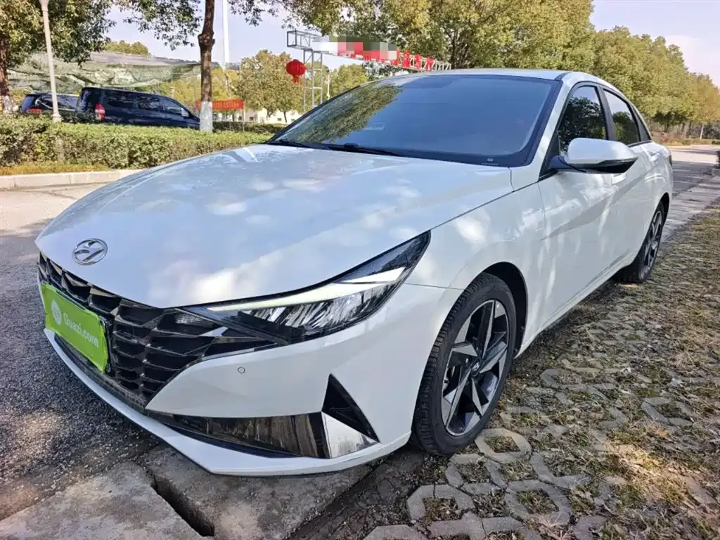 Hyundai Elantra — фото 1