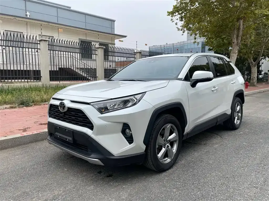 Toyota RAV4 — фото 1