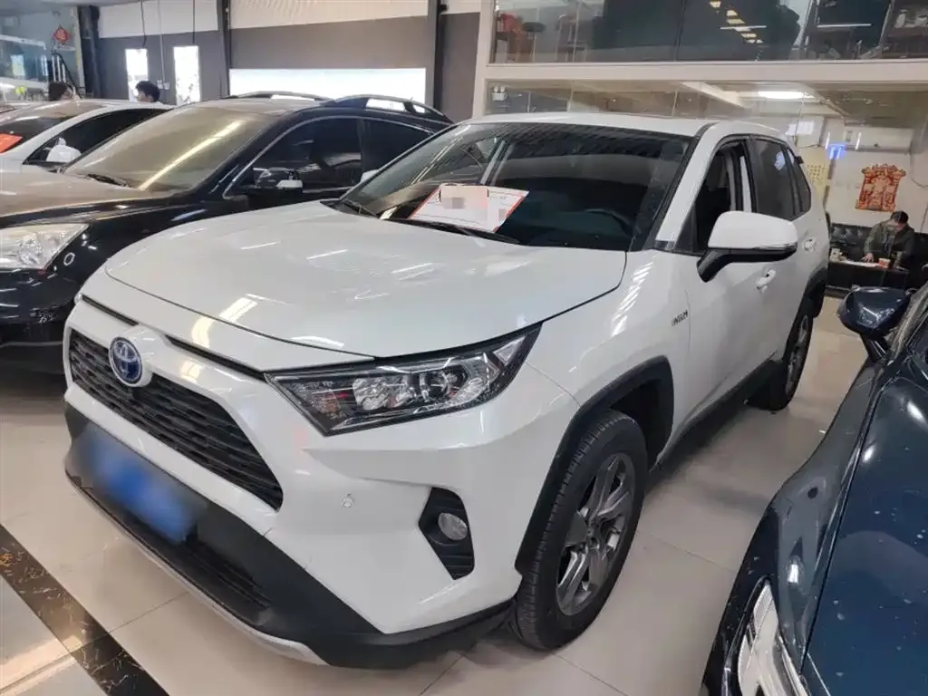Toyota RAV4 — фото 1