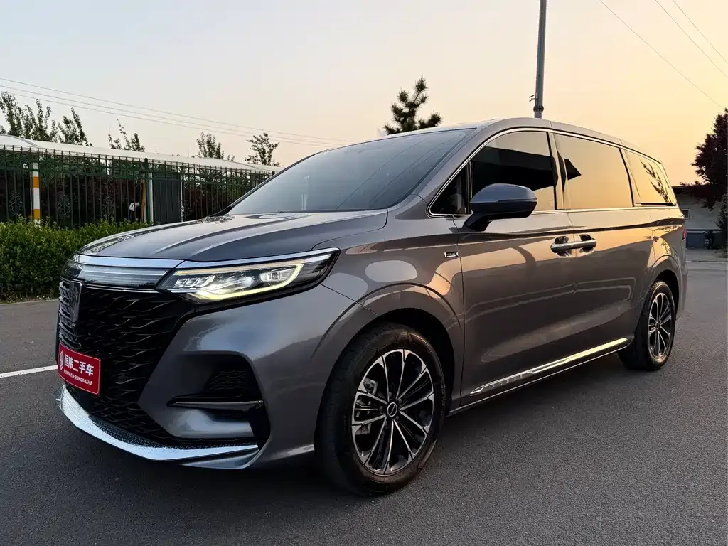 Roewe iMAX8 — фото 1
