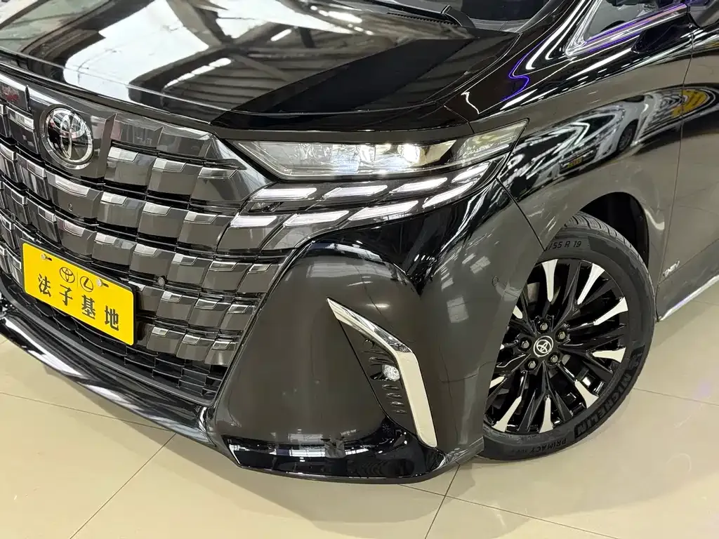 Toyota Alphard — фото 4