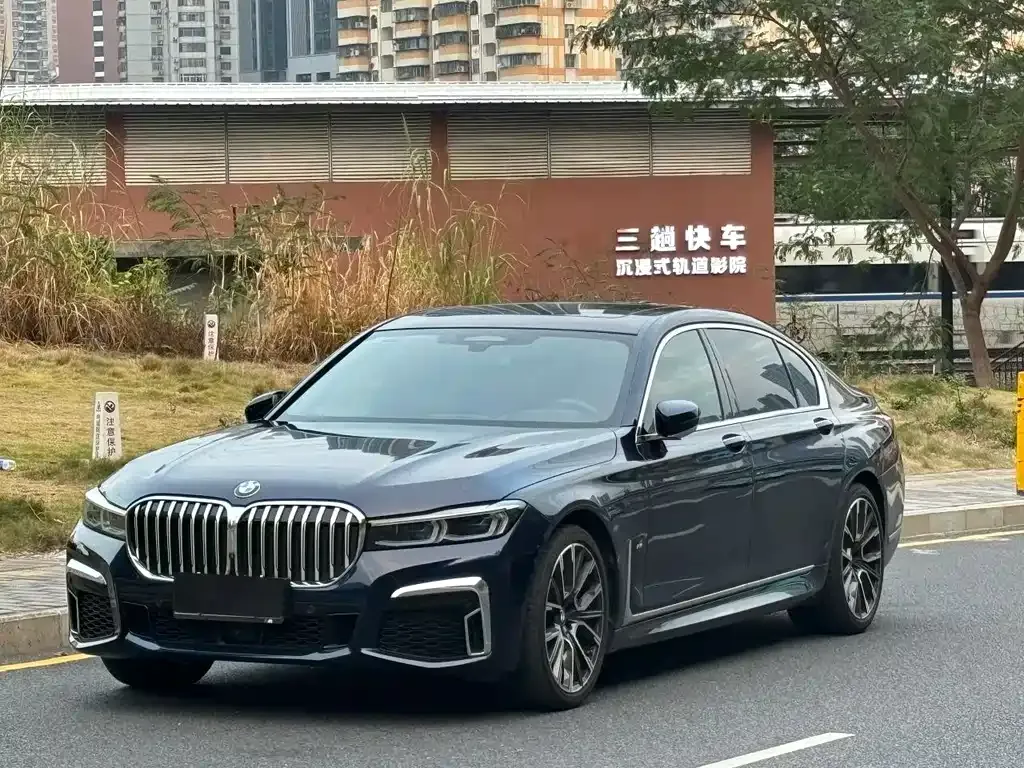BMW 7 Series — фото 1