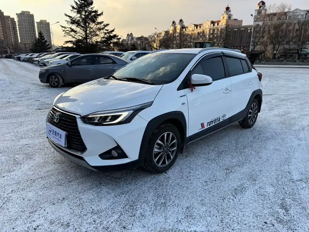 Toyota Yaris L — фото 1