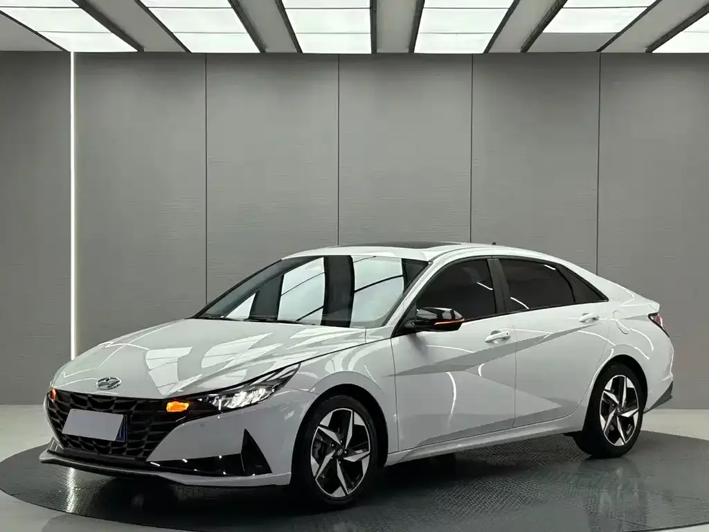 Hyundai Elantra — фото 1