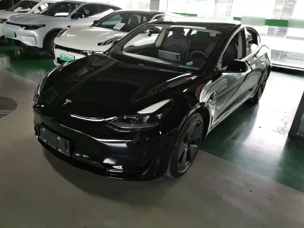 Tesla Model 3 — фото 1