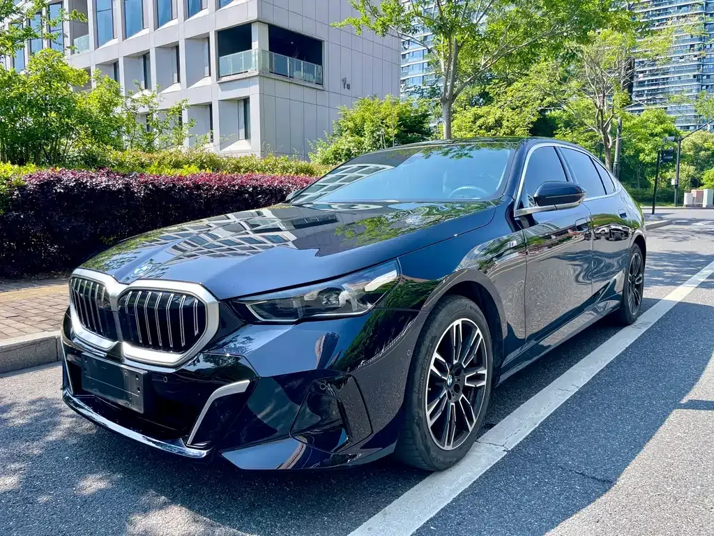 BMW 5 Series — фото 1
