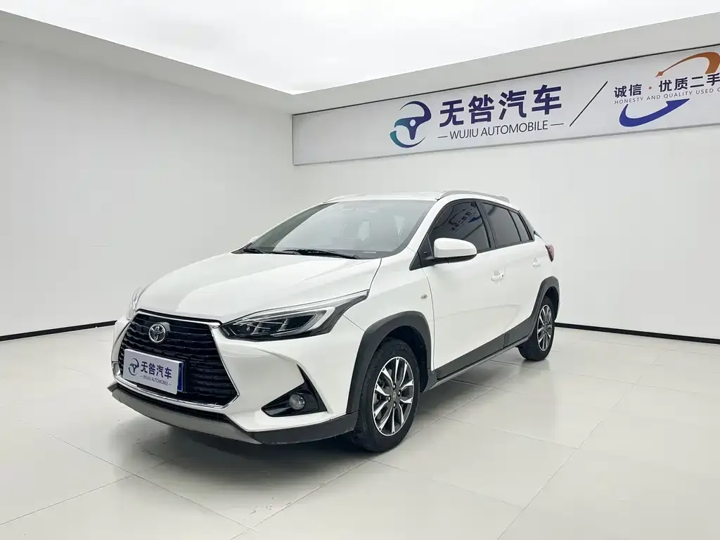 Toyota Yaris L — фото 1