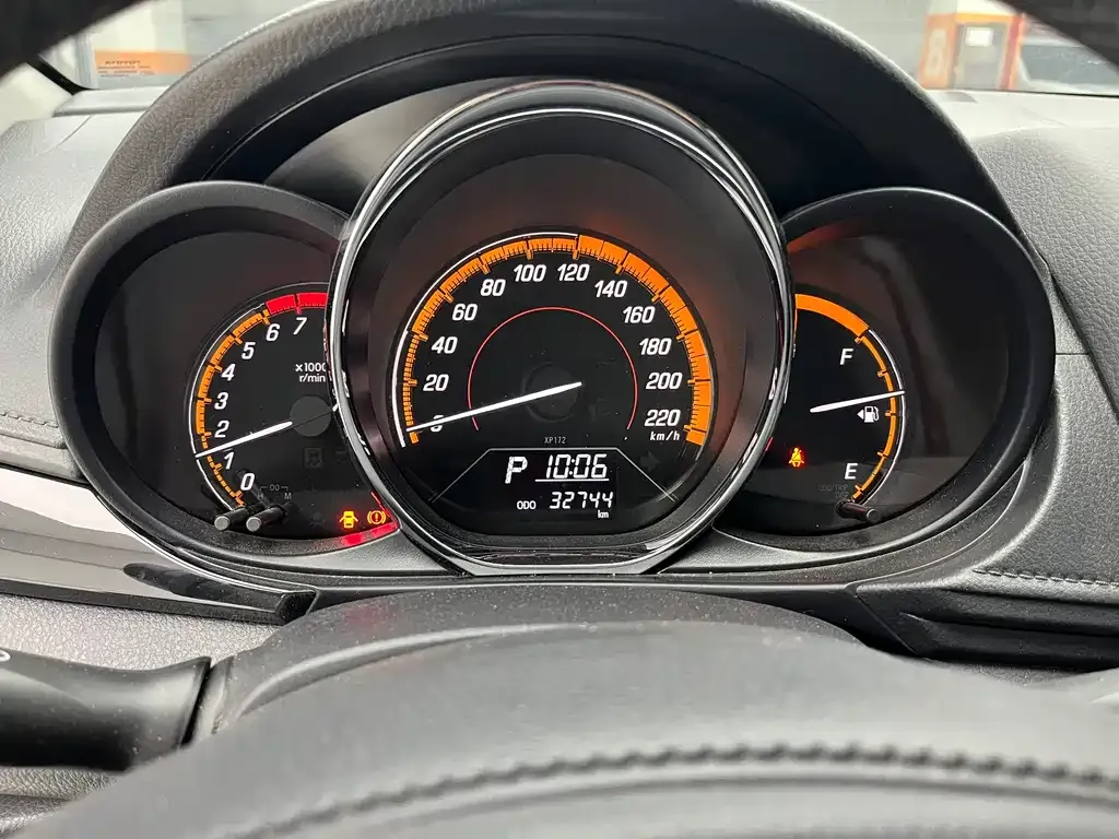Toyota Yaris L — фото 10