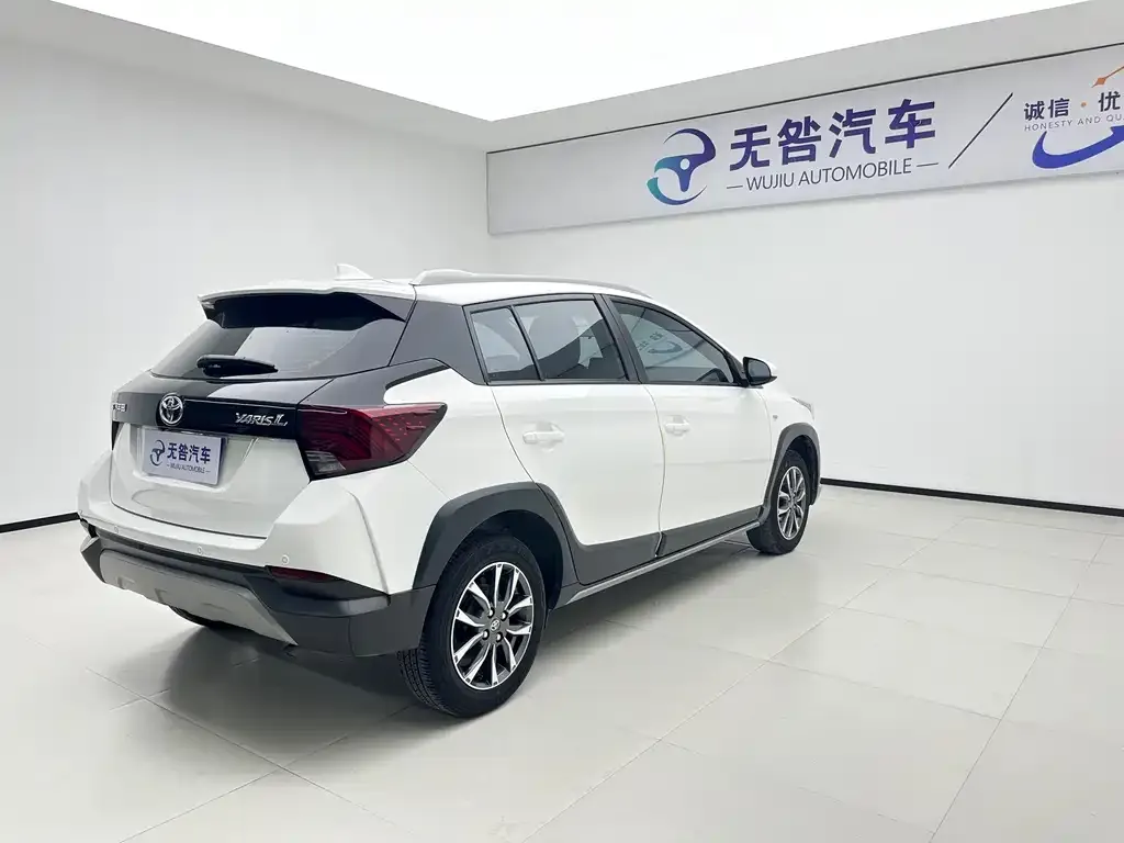 Toyota Yaris L — фото 4