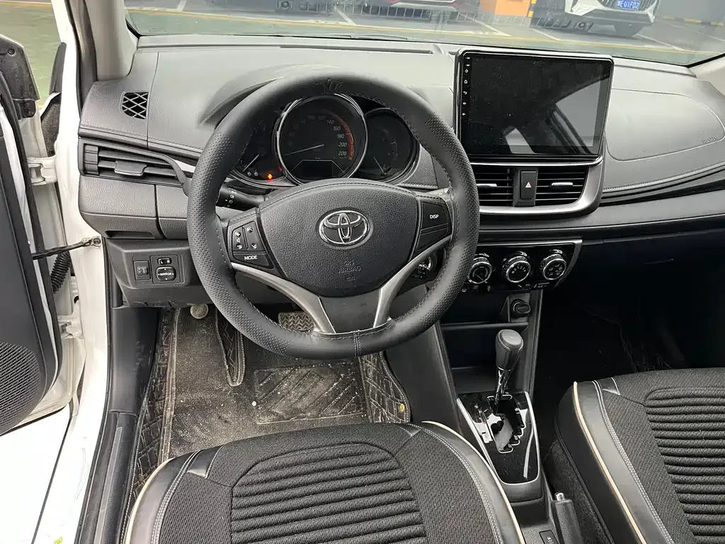 Toyota Yaris L — фото 7